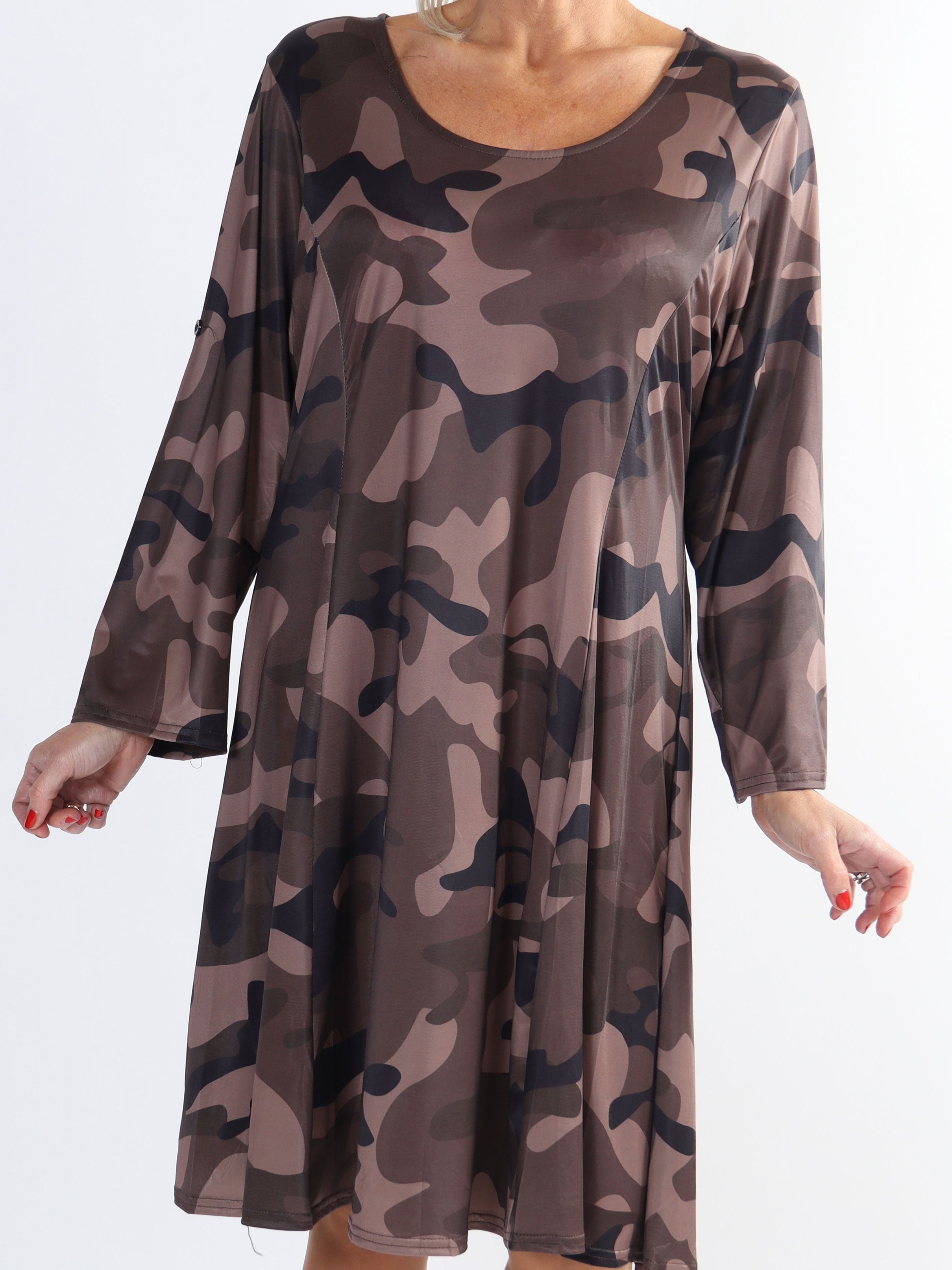 Maj Camo L/S - Elastisk plus size kjole i camouflageprint